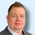 Sven Höhne, unabhängiger PKV-Experte für Beamte, im Anzug mit offenem Hemdkragen – freundlicher und kompetenter Blick in die Kamera