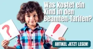 Kind mit Schildern zeigt Frage- und Ausrufezeichen – Symbolbild zu PKV fürs Kind bei Beamten und den Kosten in Beamtentarifen.