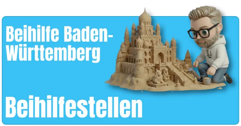 Maskottchen von fairbeamtet.de kniet in Hoodie und Jeans neben einem großen, detailreichen Sandburg‑Schloss mit Türmen, Kuppeln, einer großen Treppe und Löwenfiguren und formt es mit Maurerkelle und Eimer – symbolische Darstellung für den aufwendig aufgebauten Überblick zu Beihilfestellen Beihilfe Baden-Württemberg.