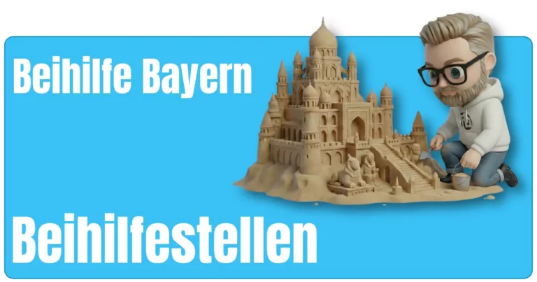 Maskottchen von fairbeamtet.de kniet in Hoodie und Jeans neben einem großen, detailreichen Sandburg‑Schloss mit Türmen, Kuppeln, einer großen Treppe und Löwenfiguren und formt es mit Maurerkelle und Eimer – symbolische Darstellung für den aufwendig aufgebauten Überblick zu Beihilfestellen Beihilfe Bayern.