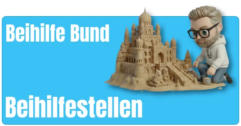 Maskottchen von fairbeamtet.de kniet in Hoodie und Jeans neben einem großen, detailreichen Sandburg‑Schloss mit Türmen, Kuppeln, einer großen Treppe und Löwenfiguren und formt es mit Maurerkelle und Eimer – symbolische Darstellung für den aufwendig aufgebauten Überblick zu Beihilfestellen Beihilfe Bund.