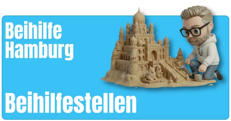 Maskottchen von fairbeamtet.de kniet in Hoodie und Jeans neben einem großen, detailreichen Sandburg‑Schloss mit Türmen, Kuppeln, einer großen Treppe und Löwenfiguren und formt es mit Maurerkelle und Eimer – symbolische Darstellung für den aufwendig aufgebauten Überblick zu Beihilfestellen Beihilfe Hamburg.