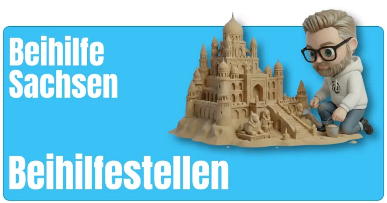Maskottchen von fairbeamtet.de kniet in Hoodie und Jeans neben einem großen, detailreichen Sandburg‑Schloss mit Türmen, Kuppeln, einer großen Treppe und Löwenfiguren und formt es mit Maurerkelle und Eimer – symbolische Darstellung für den aufwendig aufgebauten Überblick zu Beihilfestellen Beihilfe Sachsen.
