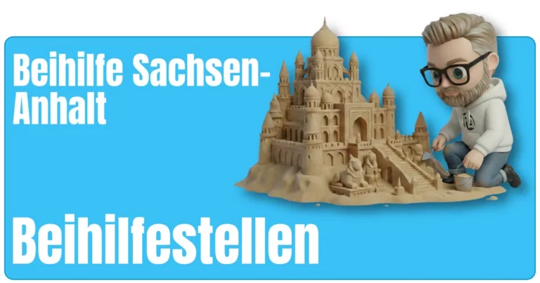 Maskottchen von fairbeamtet.de kniet in Hoodie und Jeans neben einem großen, detailreichen Sandburg‑Schloss mit Türmen, Kuppeln, einer großen Treppe und Löwenfiguren und formt es mit Maurerkelle und Eimer – symbolische Darstellung für den aufwendig aufgebauten Überblick zu Beihilfestellen Beihilfe Sachsen-Anhalt.