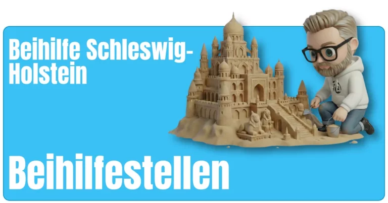 Maskottchen von fairbeamtet.de kniet in Hoodie und Jeans neben einem großen, detailreichen Sandburg‑Schloss mit Türmen, Kuppeln, einer großen Treppe und Löwenfiguren und formt es mit Maurerkelle und Eimer – symbolische Darstellung für den aufwendig aufgebauten Überblick zu Beihilfestellen Beihilfe Schleswig-Holstein.