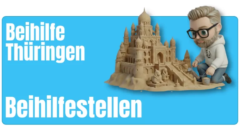 Maskottchen von fairbeamtet.de kniet in Hoodie und Jeans neben einem großen, detailreichen Sandburg‑Schloss mit Türmen, Kuppeln, einer großen Treppe und Löwenfiguren und formt es mit Maurerkelle und Eimer – symbolische Darstellung für den aufwendig aufgebauten Überblick zu Beihilfestellen Beihilfe Thüringen.
